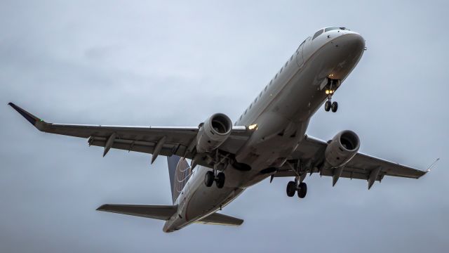 Embraer 175 (N118SY) - United E175 short final for PSC's 21R