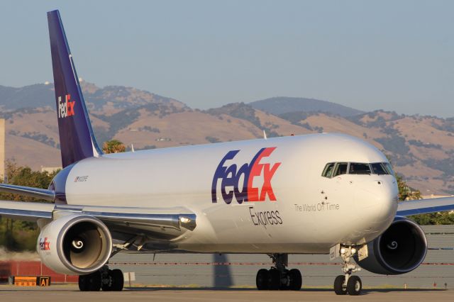 BOEING 767-300 (N120FE)