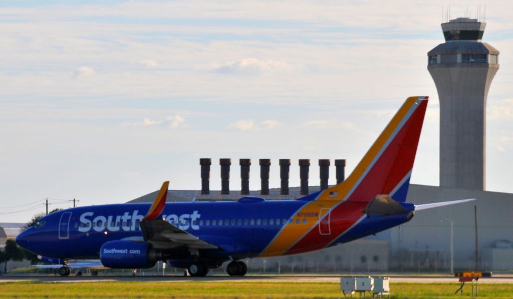 Boeing 737-700 (N708SW)