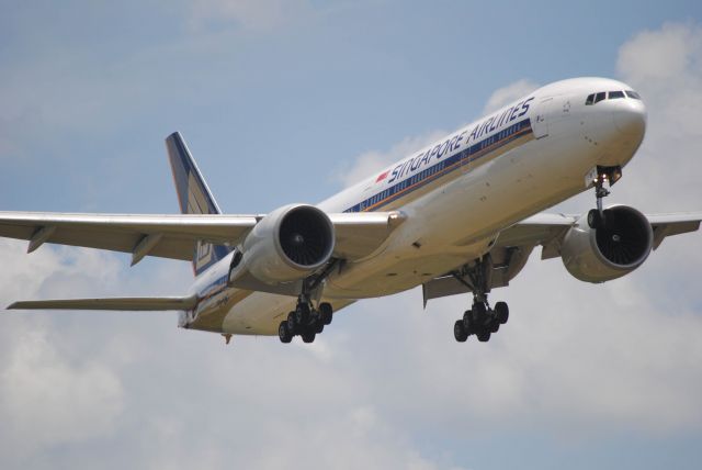 Boeing 777-200 (9V-SWT) - 7/7/2016: Singapore Airlines 77th Boeing 777 arriving at KIAH. 