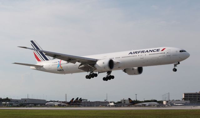 BOEING 777-300 (F-GZNP) - 4 Paris Ville Candidate Jeux Olympiques 2024.br /br /4 Paris Candidate City 2024 Olympicsbr /Landing at MIA on the evening of the 15th of July, 2018.