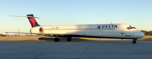 McDonnell Douglas MD-90 (N923DN)