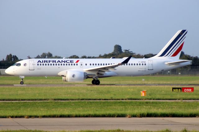 Airbus A220-300 (F-HPNC) - Departing rwy 09R on 17-Aug-23 operating flight AFR1381 to LFPG.