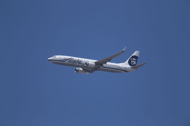 Boeing 737-700 (N409AS)