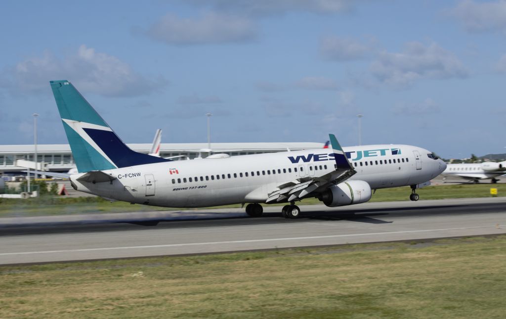 Boeing 737-800 (C-FCNW)