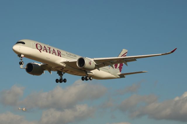 Airbus A350-900 (A7-ALT) - Aéroport de Bruxelles / Zaventem (BRU/EBBR).br /Piste (25L), atterrissage en provenance de Doha / Qatar, vol n° QR193.br /"Appareil photo" Canon EOS 760D.br /Date 16/02/2018 @ 13h25.