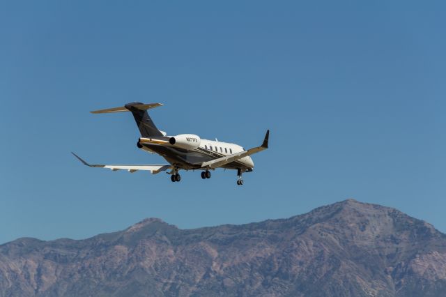 Bombardier Challenger 300 (N571FX)