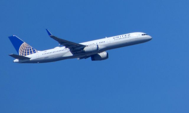 Boeing 757-200 (N18119) - On approach is this United Airlines Boeing 757-200 in the Autumn of 2018.