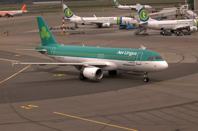 Airbus A320 (EI-DEG) - Aer Lingus - A320-214 (EI-DEG) taxiing to stand at AMS.(Photo May 2007)