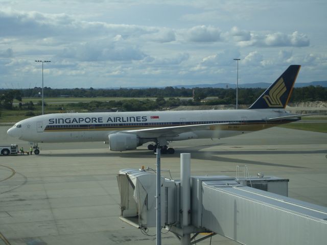 Boeing 777-200 (9V-SQJ) - PUSHING BACK FOR DEPARTURE