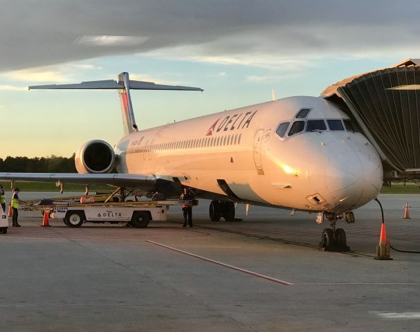 McDonnell Douglas MD-90 (N944DN)