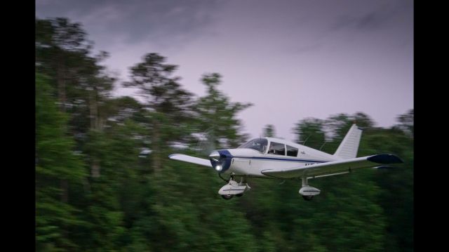Piper Cherokee (N5679U)