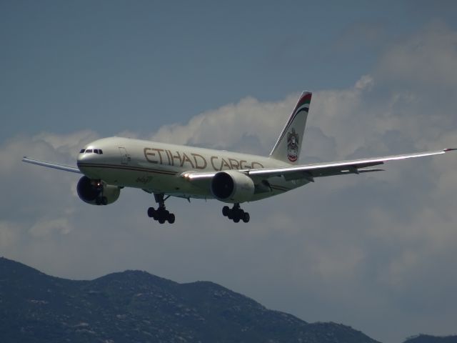 BOEING 777-200LR (A6-DDB)