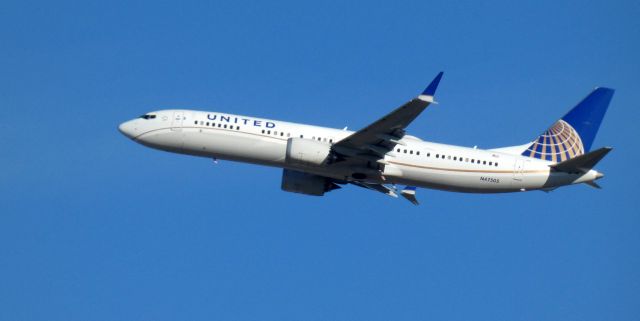 Boeing 737 MAX 9 (N47505) - Shortly after departure is this 2018 United Airlines Boeing 737-9 in the Winter of 2022.