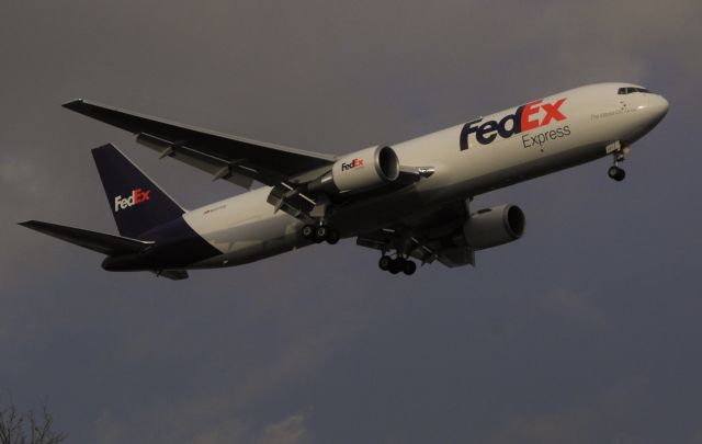 BOEING 767-300 (N127FE)