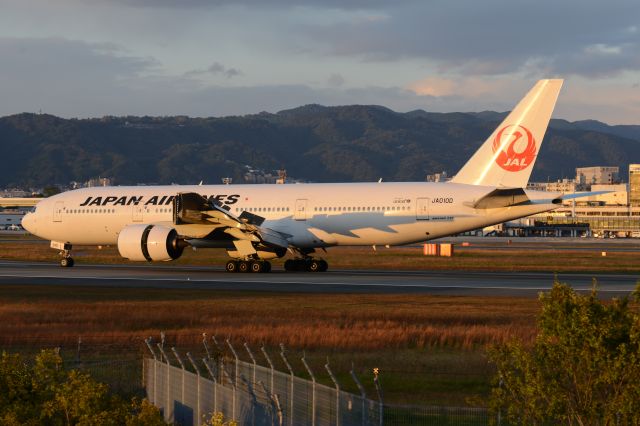 Boeing 777-200 (JA010D)