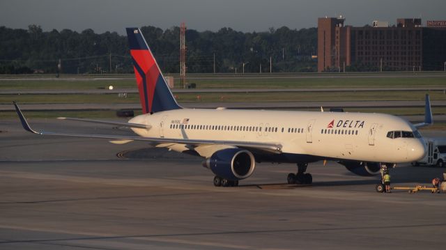 Boeing 757-200 (N695DL)