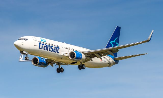 Boeing 737-800 (C-FYQN) - This Air Transat bird still sporting Canjet winglets!