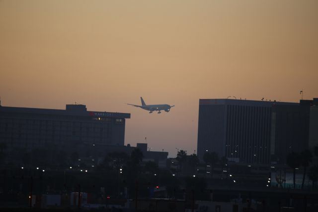 Boeing 777-200 —