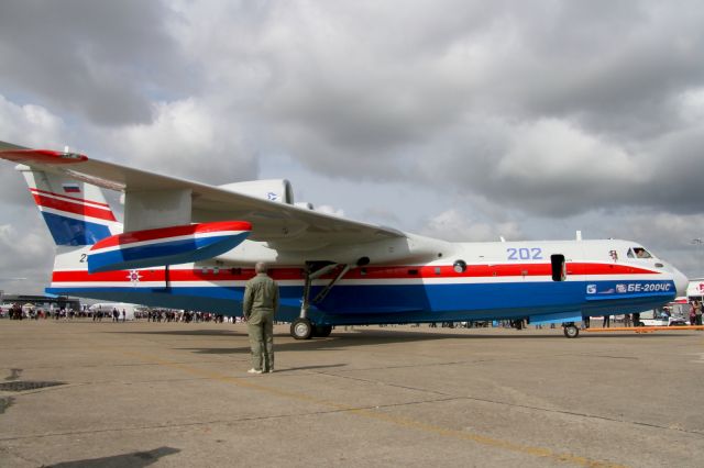 Boeing 757-200 (N202) - Beriev BE 200 Altair, Sea Plane.