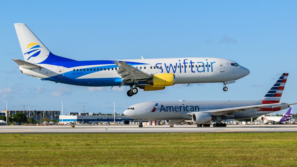 BOEING 737-400 (N438US) - N438US br /B734 CN:24560 br /SWQ9438 GSO-MIA br /2017-05-03 KMIA RWY 12