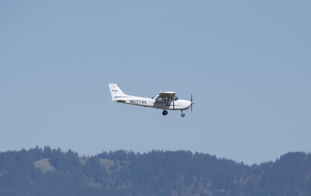 Cessna Skyhawk (N5274V) - Private C172 in the pattern at EUG