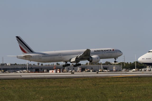 BOEING 777-300 (F-GSOE)