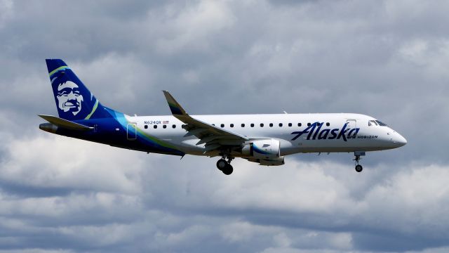 Embraer 175 (N624QX) - QXE2827 from SFO on final to RWY 16R on 6.20.19. (ERJ-175LR / cn 17000657). 