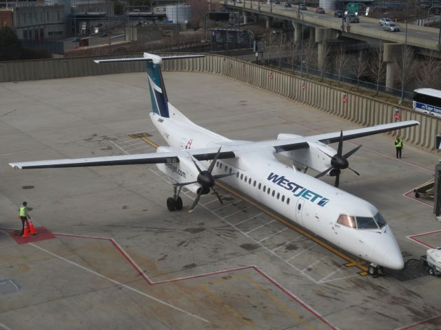 de Havilland Dash 8-400 (C-FKWE)