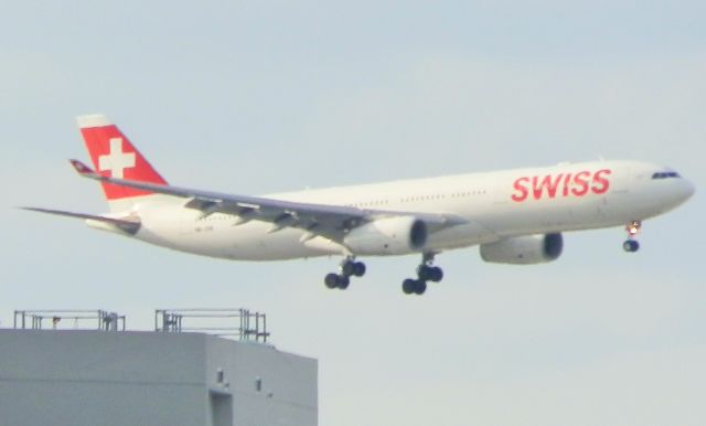 Airbus A330-300 (HB-JHF)