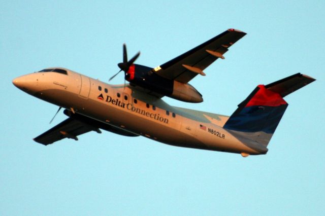 de Havilland Dash 8-100 (N802LR) - Airborne off rwy 31R on 21-Oct-06.  With Freedom Airlines from Jun-06 to Dec-07 when it became C-FLAD then 5Y-BXH for Aircraft Leasing Services.