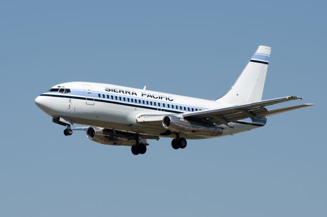 Boeing 737-200 (N712S) - Spotted on final for Los Alamitos Joint Forces Training Base  Oct.3,2015.