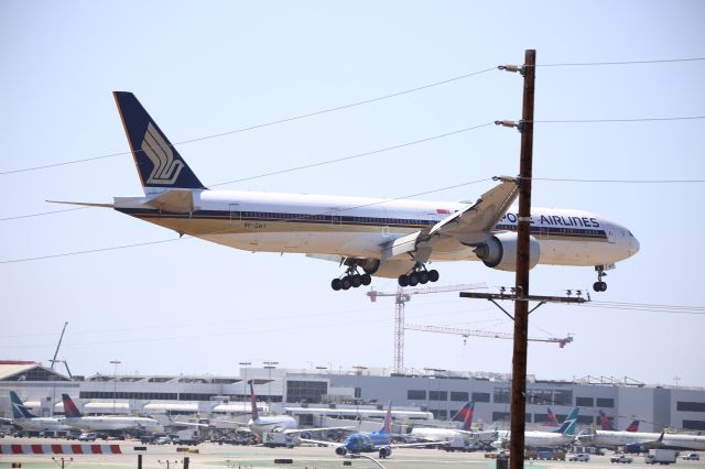 BOEING 777-300ER (9V-SWT)