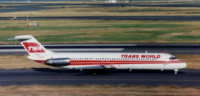 Douglas DC-9-10 (N935L)