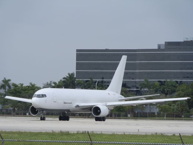 BOEING 767-200 (N739AX)