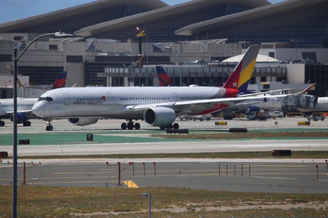 Airbus A350-900 (HL8079)