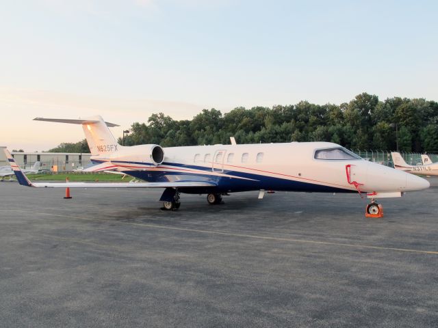 Learjet 40 (N625FX) - Friday early morning at KHPN.