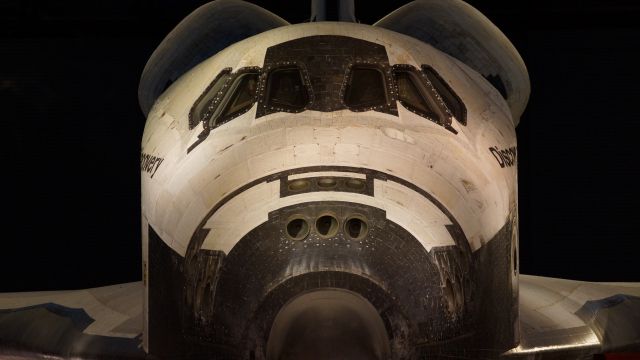 — — - Space shuttle Discovery on display at Udvar-Hazy Center, Smithsonian National Air and Space Museum (washington dulles airport - IAD).