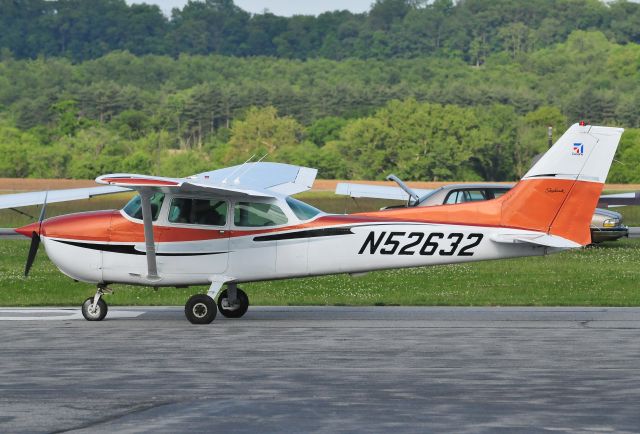 Cessna Skyhawk (N52632) - Seen at KFDK on 5/16/2010.  Wearing brand new paint, looking great!    http://discussions.flightaware.com/profile.php?mode=viewprofile&u=269247