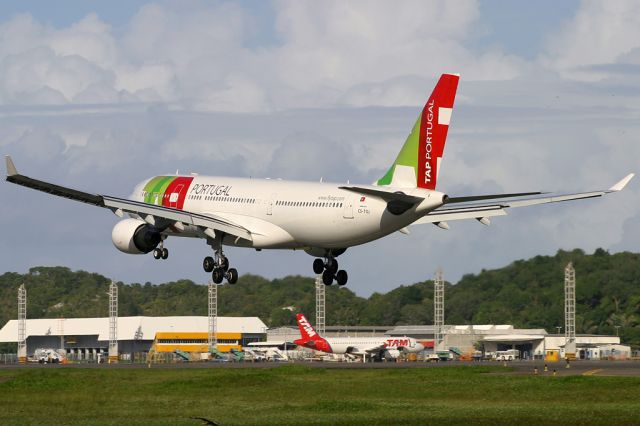 Airbus A330-300 (CS-TOJ)