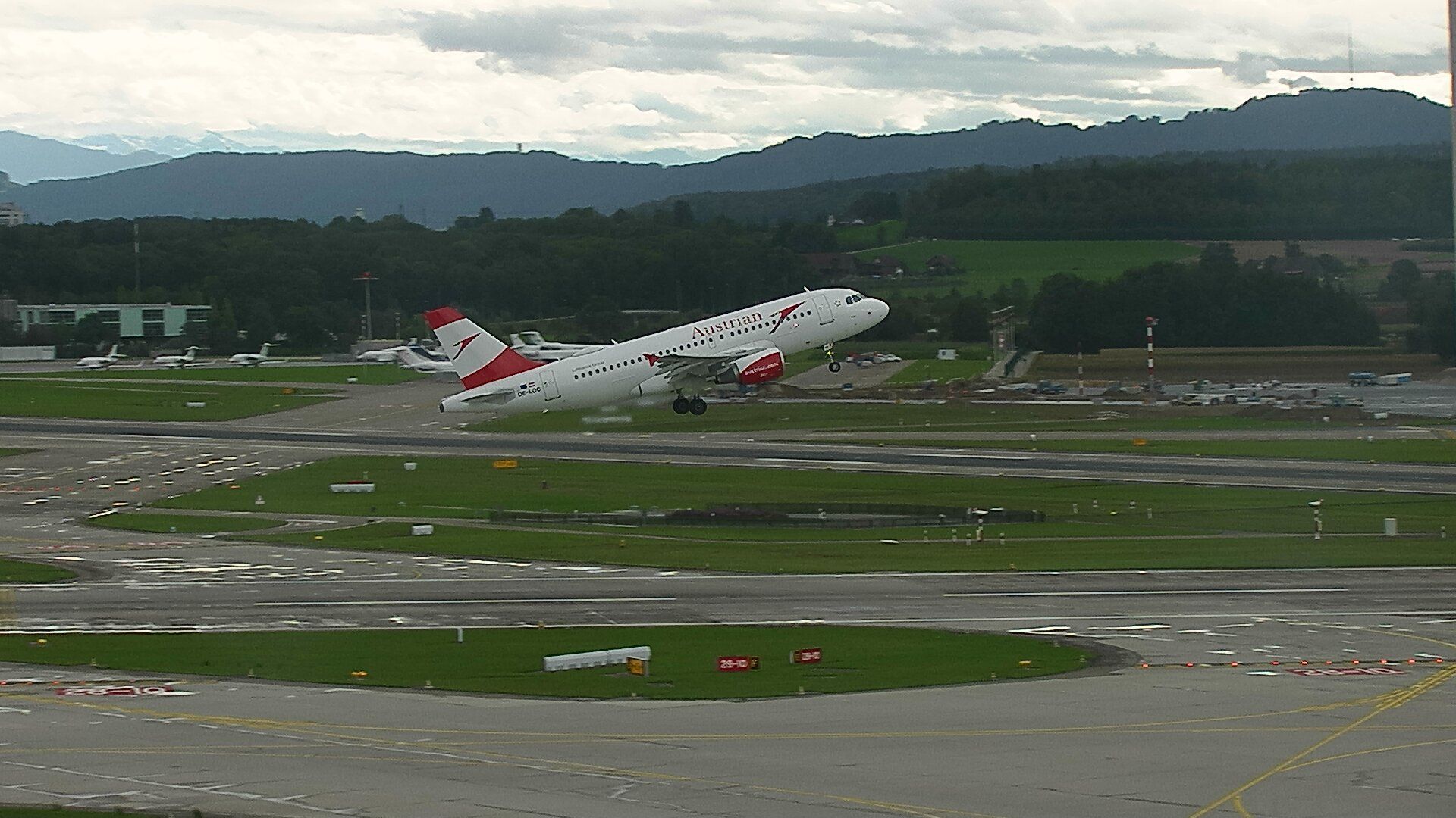 Airbus A319 (OE-LDC) - takeoff RWY28