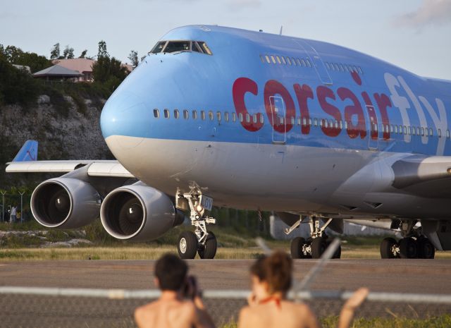 Boeing 747-400 (F-HLOV)