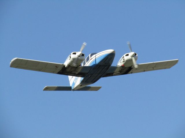 Piper Seneca (N1293T) - Taking off RWY 6