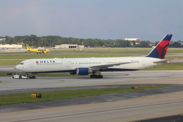 BOEING 767-400 (N833MH)