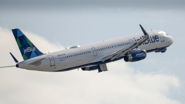 Airbus A321 (N948JB) - jetBlue A321 climbing out of rwy 10L