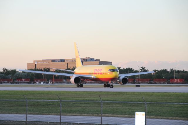 BOEING 767-200 (N798AX)