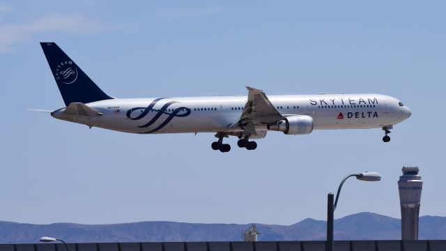 BOEING 767-400 (N844MH)