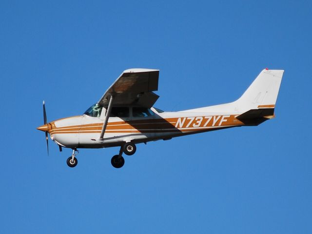 — — - Approaching runway 28 at SVH (photo taken from #1 tee box at Lakewood GC) - 11/20/09