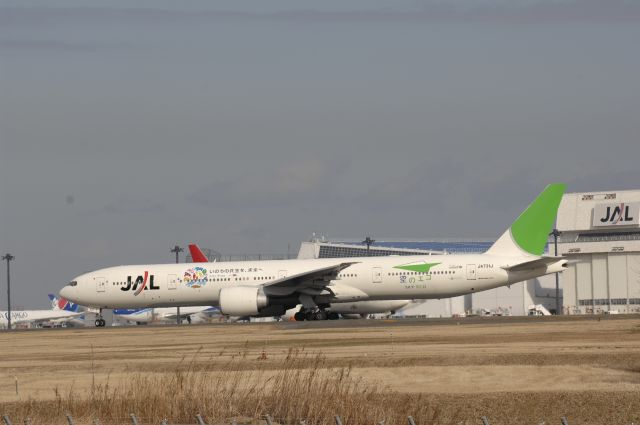 BOEING 777-300 (JA731J) - Departure at Narita Intl Airport R/W34L on 2011/1/2 Sky Eco c/s