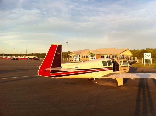 Mooney M-20 (N9453V) - Parked beside the Canadian Forces Snowbirds.